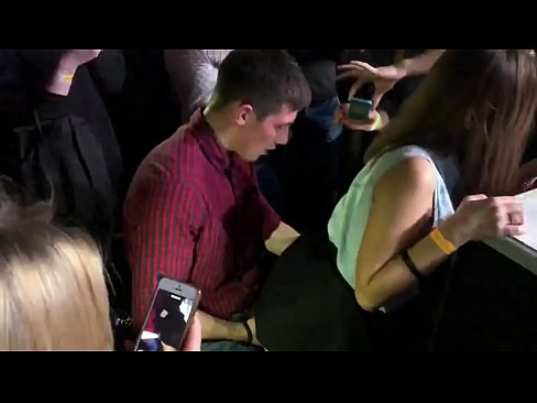 ❤️ Sèks reyèl nan yon nayklib Ris. Ti fi Ris 18-zan nan anus la ak vajen foutu nan yon nayklib Sèks super nan nou ️❤